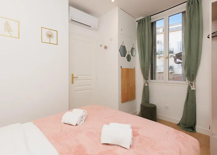 Aurea Yourhosthelper *