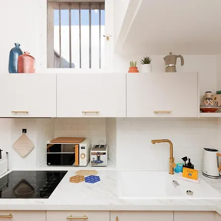 Aurea Yourhosthelper *