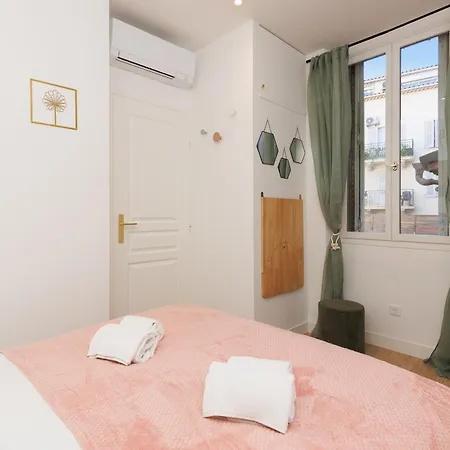 Aurea Yourhosthelper *